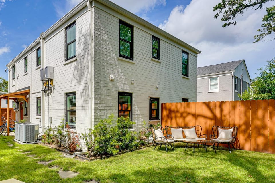 Dtwn Retreat w/ Game Room! Walk to Hampton Park Apartment in Charleston