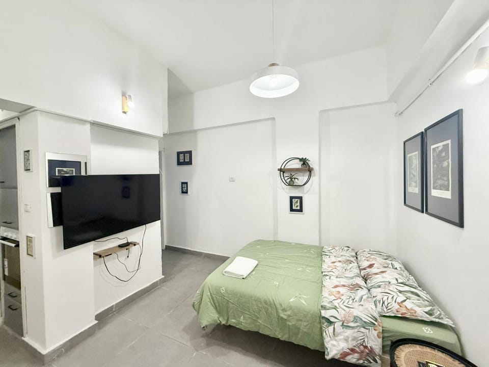 Bed, TV and multimedia, Bedroom