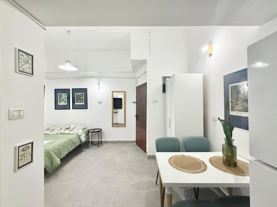 Bed, Seating area, Dining area
