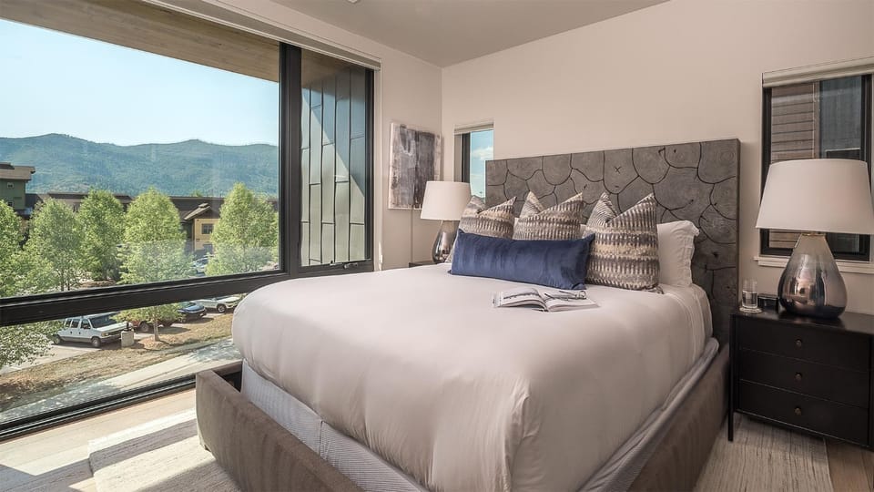 Bed, Bedroom, Mountain view