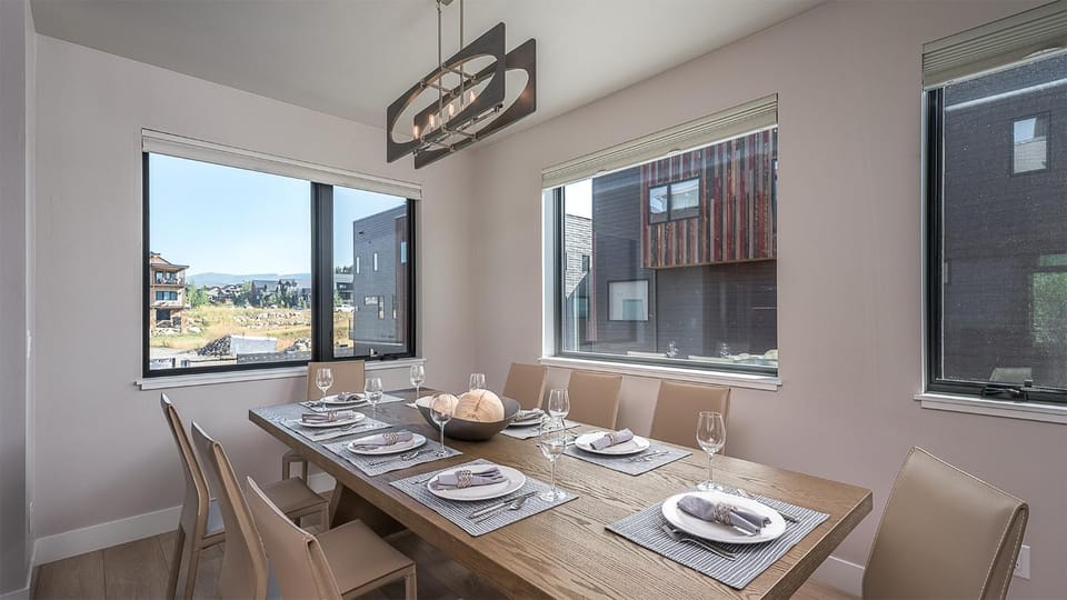 View (from property/room), Seating area, Dining area