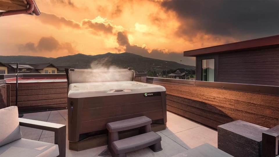 Hot Tub, Seating area, Mountain view