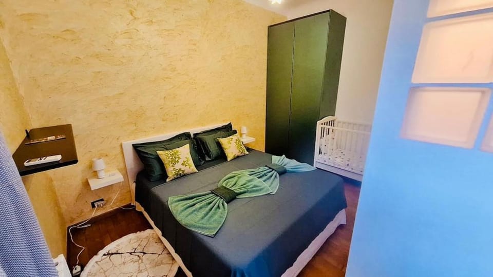 Cozy 2 bedroom flat 5 minutes walk from station Apartment in Genoa