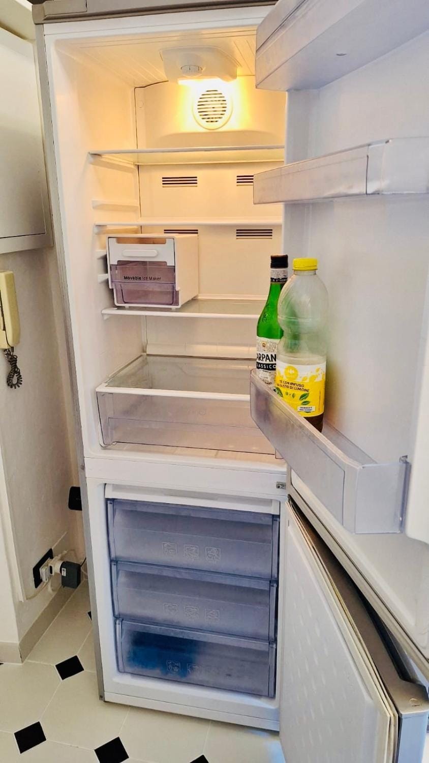 Cozy 2 bedroom flat 5 minutes walk from station Apartment in Genoa