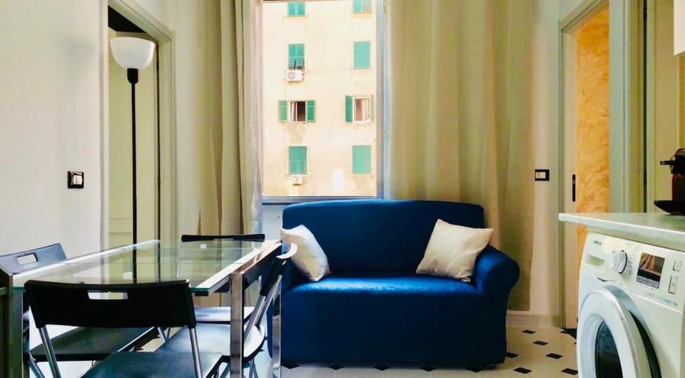 Cozy 2 bedroom flat 5 minutes walk from station Apartment in Genoa