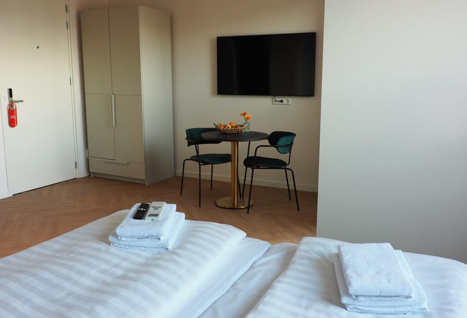 Bed, TV and multimedia, Bedroom, hair dresser