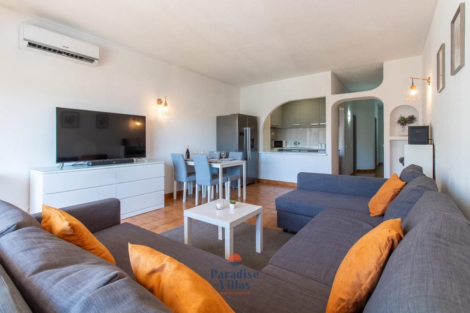 TV and multimedia, Living room, Seating area, air conditioner