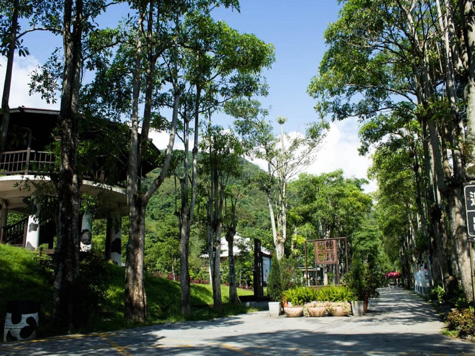 Nearby landmark, Neighbourhood