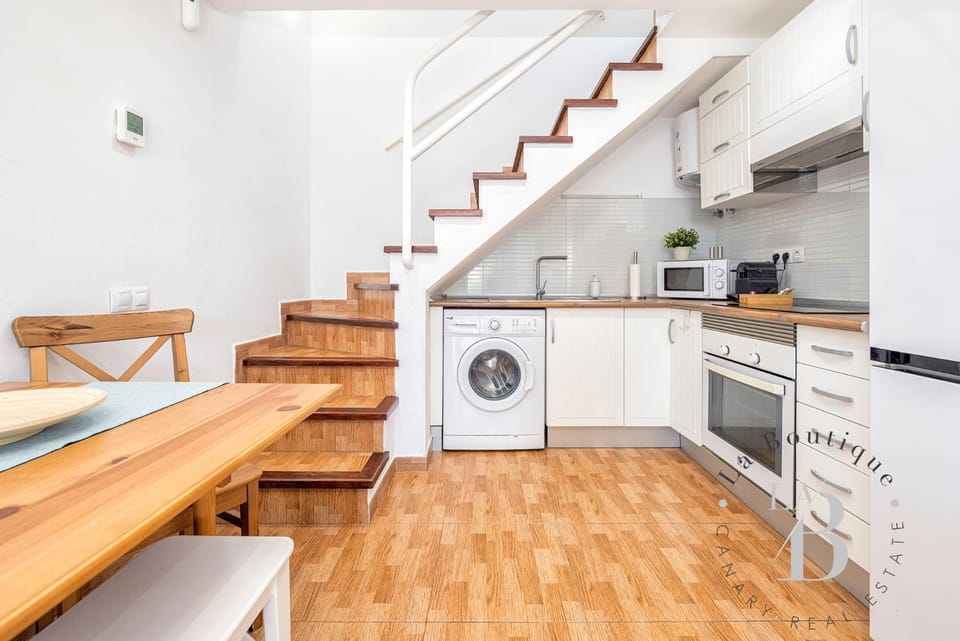 Kitchen or kitchenette, Seating area, Dining area, oven, stove, toaster, washing machine