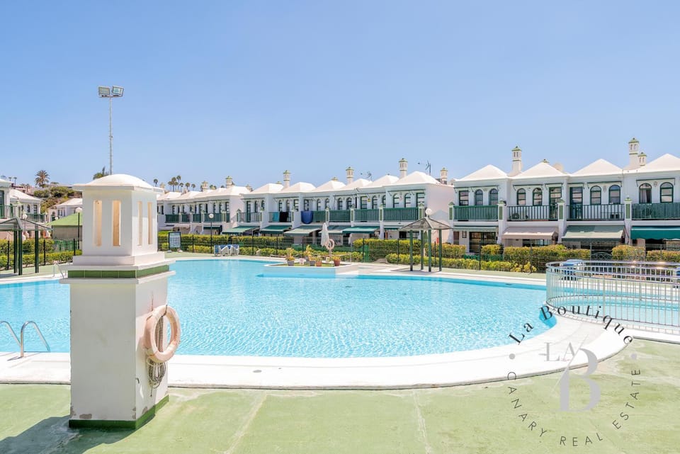 Swimming pool, sunbed