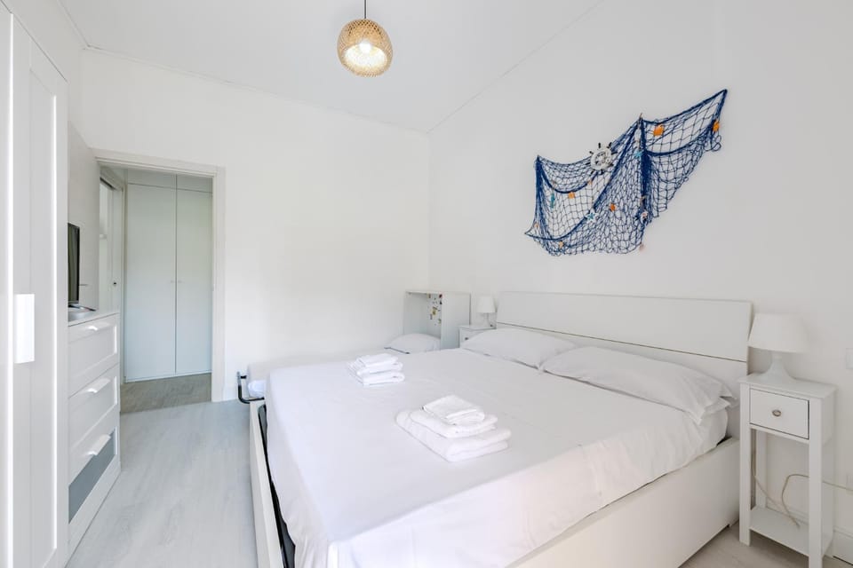 Bed, Bedroom, towels, wardrobe