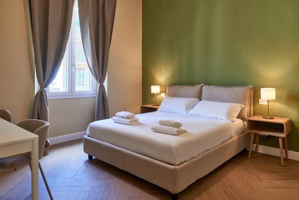 Bed, Bedroom, towels