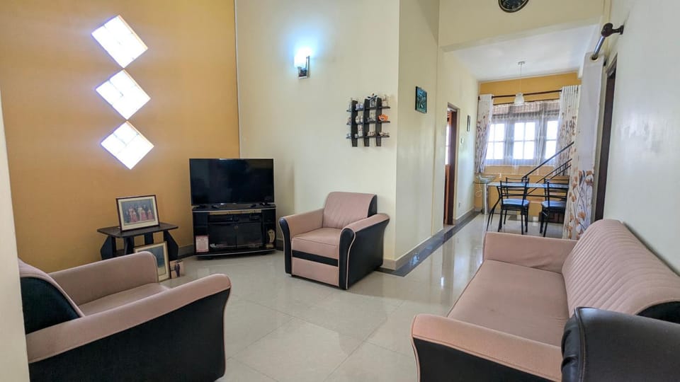 Communal lounge/ TV room, TV and multimedia, Living room, Seating area, Dining area, Evening entertainment