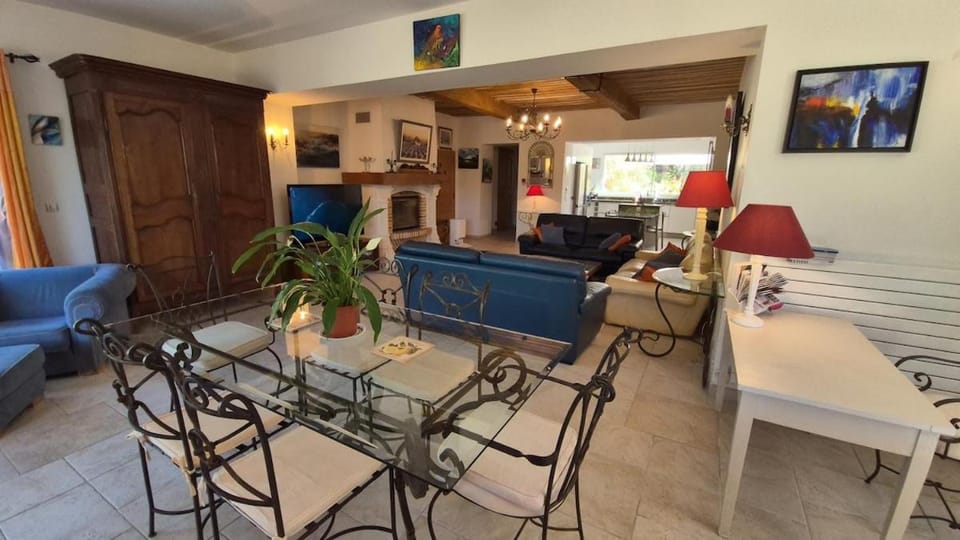 TV and multimedia, Kitchen or kitchenette, Living room, Seating area, Dining area