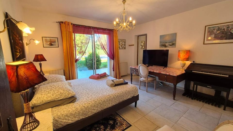 Bed, TV and multimedia, Photo of the whole room, Seating area, Bedroom
