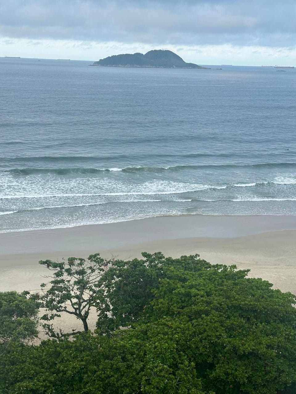 Apto Pé na Areia melhor praia do Guarujá, Tombo 2 dormitórios com suíte Apartment in State of São Paulo