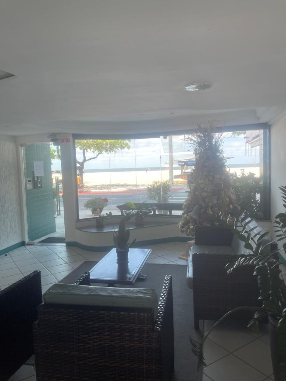 Apê de fundos em condo beira mar com garagem e Wi-Fi Apartment in Camboriú