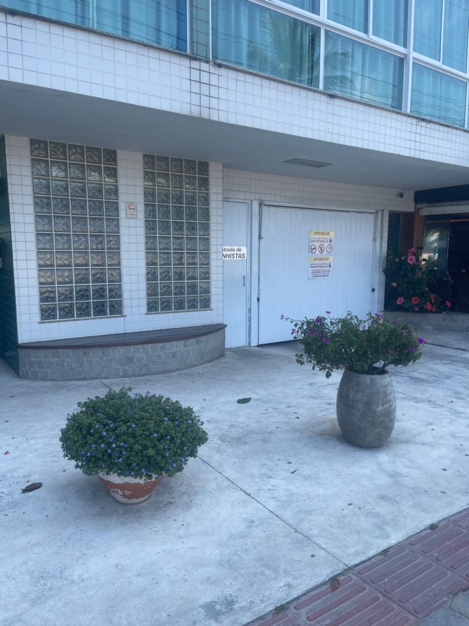 Apê de fundos em condo beira mar com garagem e Wi-Fi Apartment in Camboriú