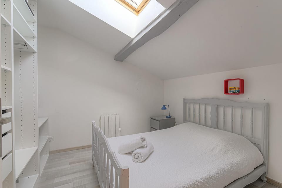Bed, Photo of the whole room, towels