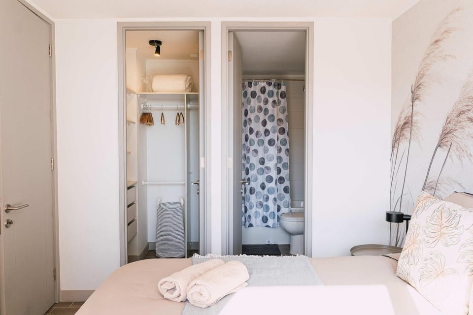 Shower, Toilet, Bed, Bathroom, Photo of the whole room, Bedroom, towels, wardrobe