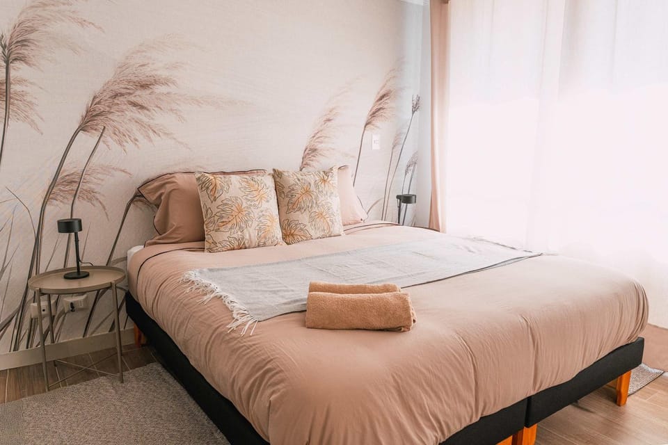Bed, Photo of the whole room, Bedroom, towels