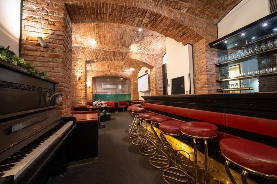 Nightclub / DJ, Lounge or bar, Banquet/Function facilities, Seating area, Evening entertainment