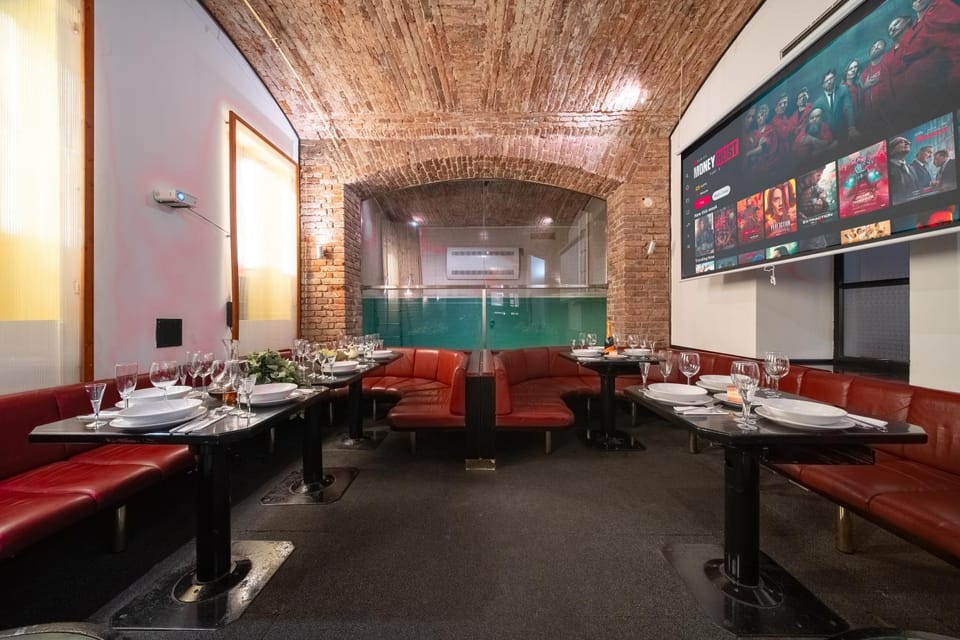 Restaurant/places to eat, Banquet/Function facilities, Seating area