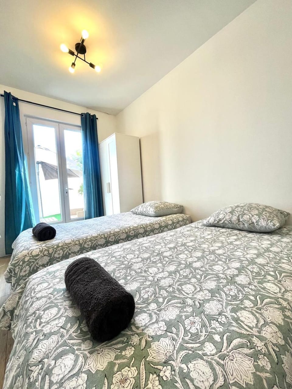 Bed, TV and multimedia, Living room