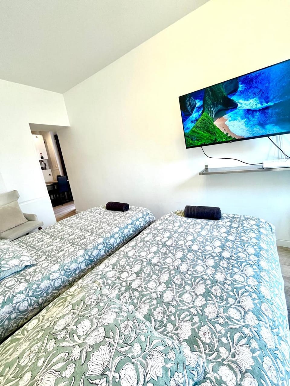 Bed, TV and multimedia, Living room