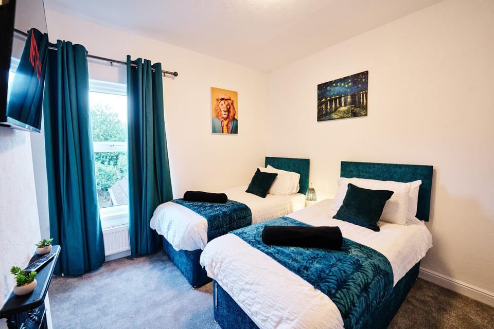 2 Bedroom House By Prospergress Property Short Lets & Serviced Accommodation Coventry near Coventry University and City Centre With Self-Check-In, Garden, Fast Wi-Fi, 2 Smart TVs, Free Parking, Games and Pool Table House in Coventry