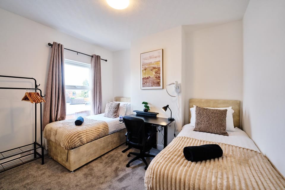 2 Bedroom House By Prospergress Property Short Lets & Serviced Accommodation Coventry near Coventry University and City Centre With Self-Check-In, Garden, Fast Wi-Fi, 2 Smart TVs, Free Parking, Games and Pool Table House in Coventry