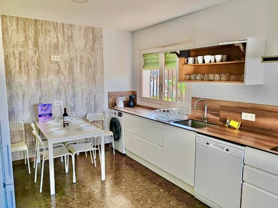 Kitchen or kitchenette, Dining area