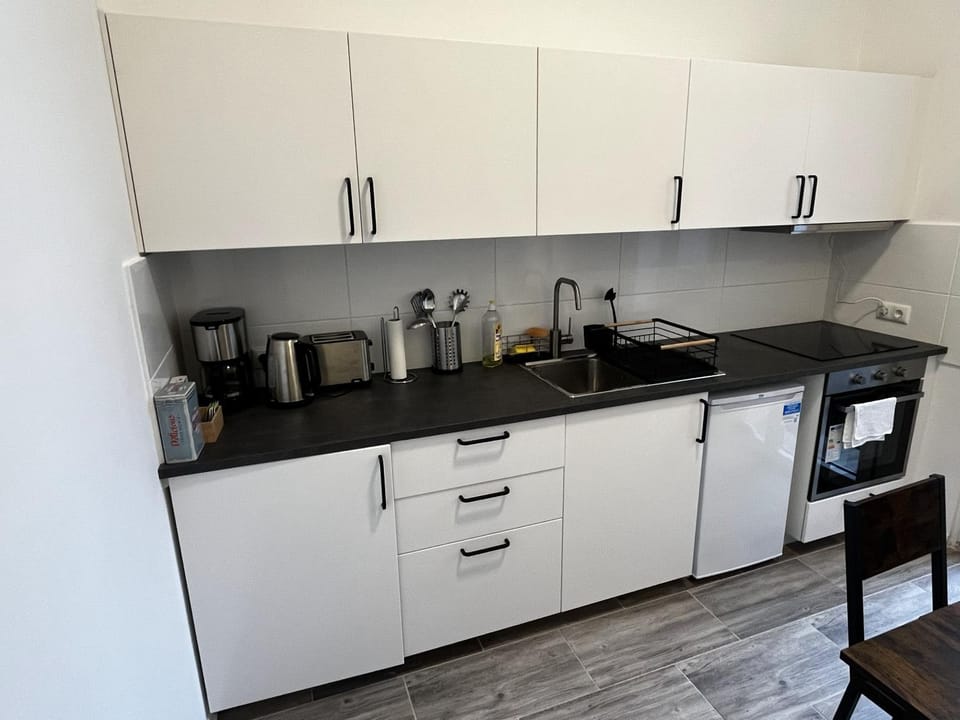 Coffee/tea facilities, Kitchen or kitchenette, oven, stove, toaster
