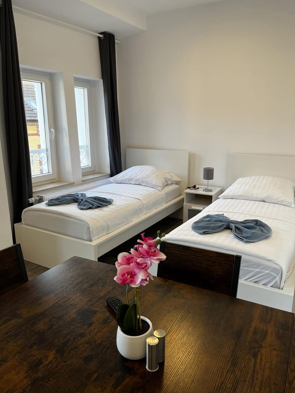 Bed, Bedroom, towels