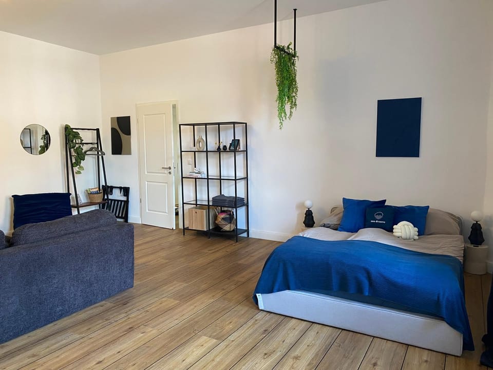 Bed, Living room, Seating area