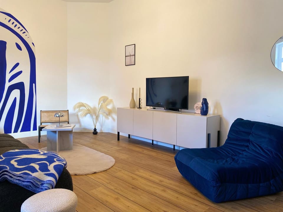 Communal lounge/ TV room, TV and multimedia, Living room, Seating area, Evening entertainment