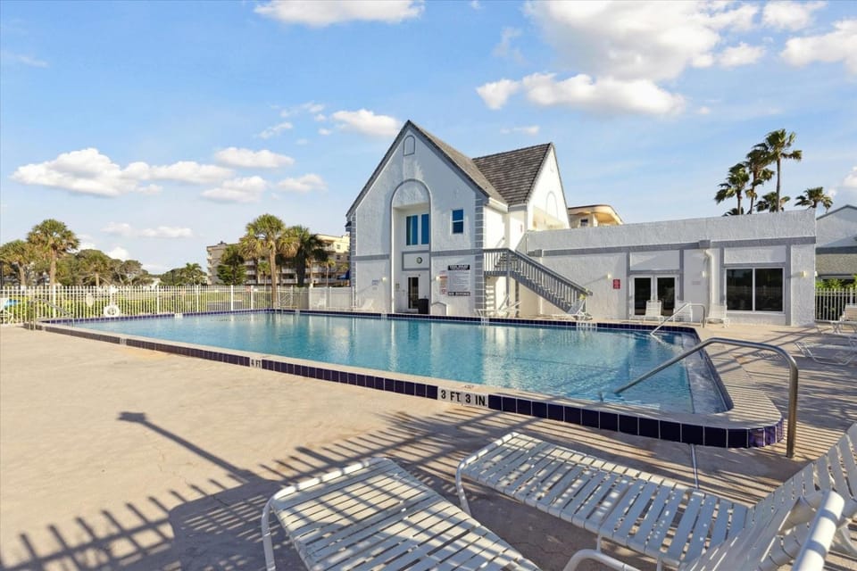 Property building, Day, Pool view, Swimming pool, sunbed