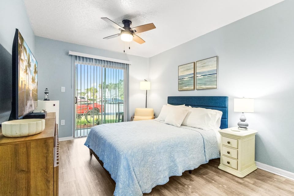 Bed, TV and multimedia, Bedroom
