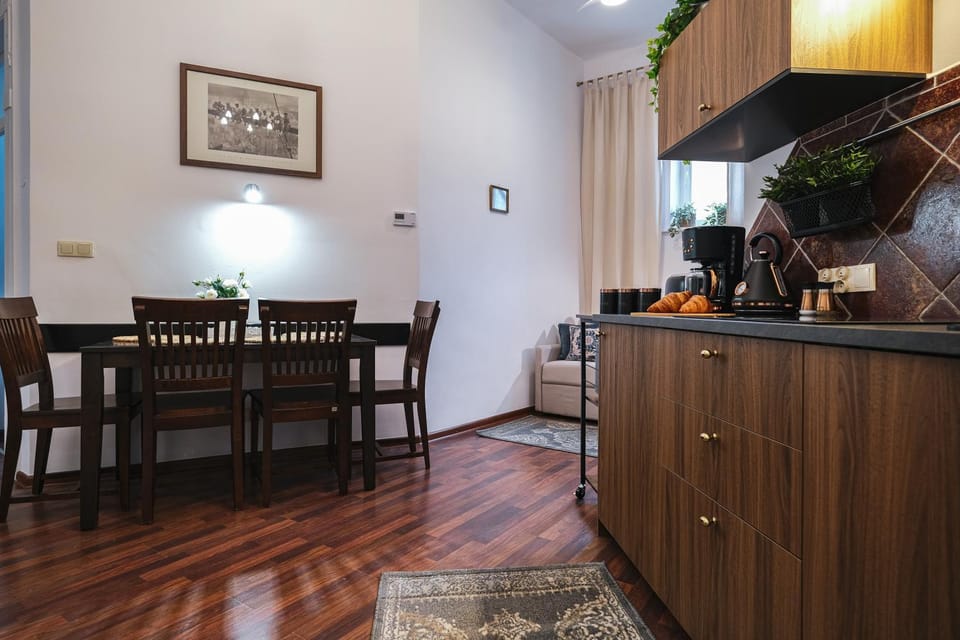 Kitchen or kitchenette, Dining area, stove