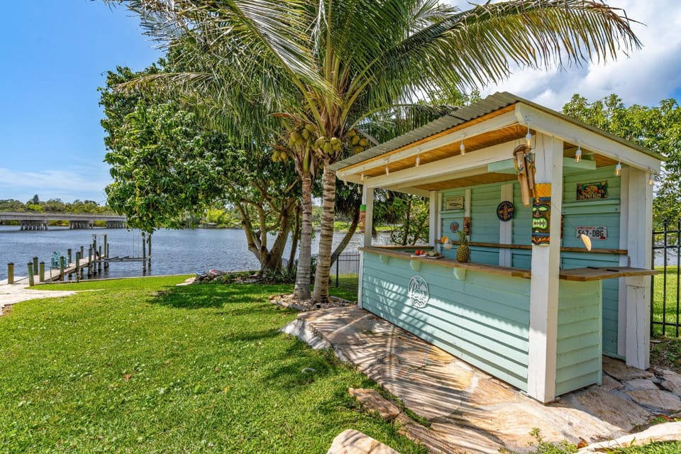 Property building, Day, Garden, Lake view