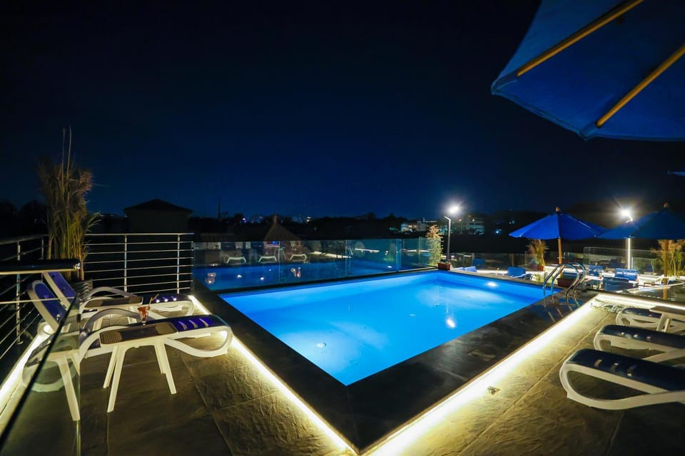 Pool view, Swimming pool, sunbed
