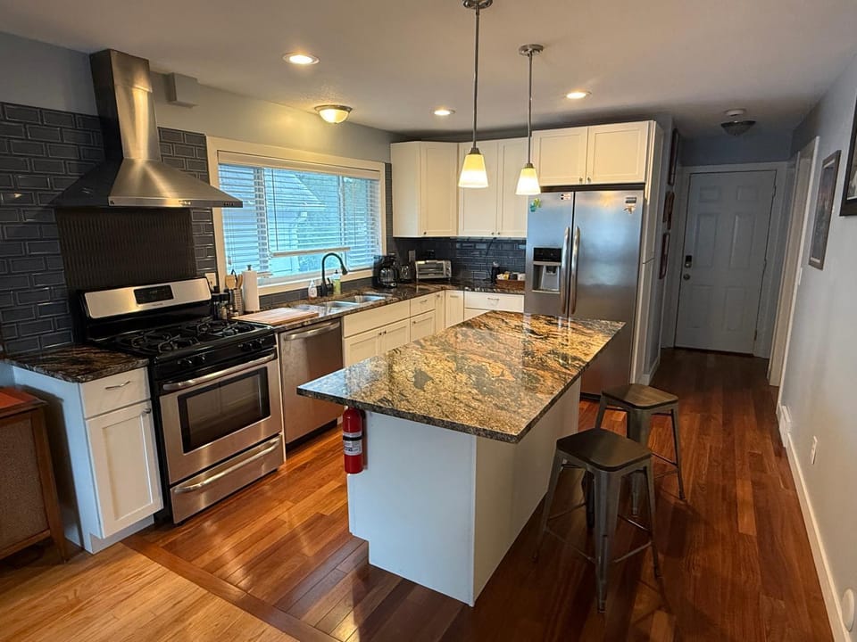 Kitchen or kitchenette, Dining area, dishwasher, oven, pet friendly, stove