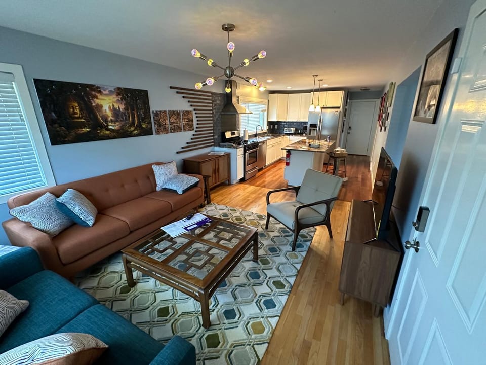 Communal lounge/ TV room, TV and multimedia, Kitchen or kitchenette, Living room, Seating area, Evening entertainment