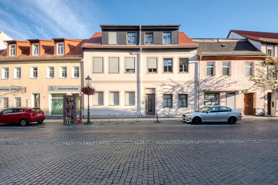 Property building, Day, Neighbourhood, Street view, Location