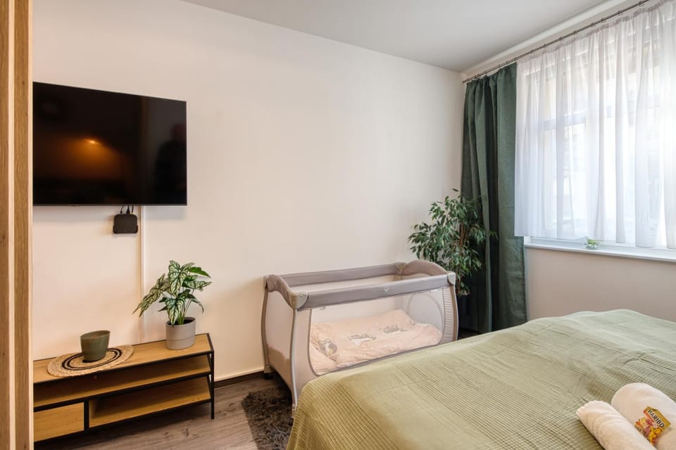 Bed, TV and multimedia, Photo of the whole room, Bedroom, cot, towels