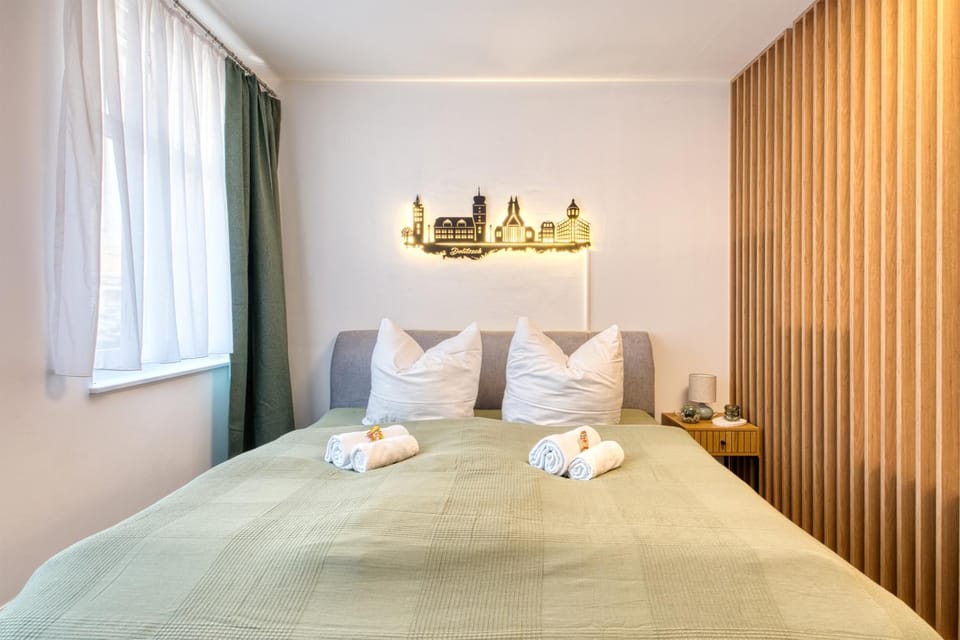 Bed, Photo of the whole room, Bedroom, towels