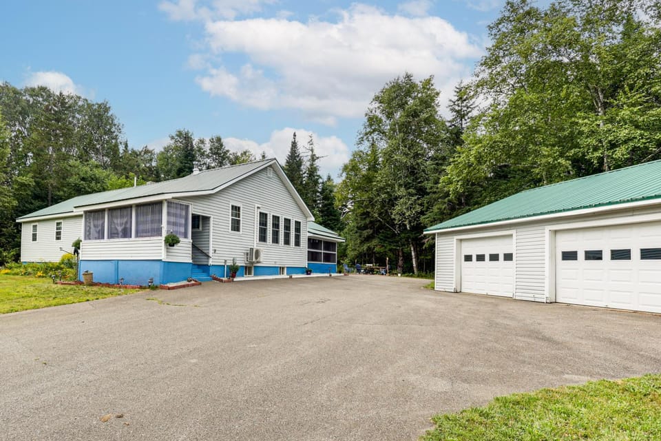 Family-Friendly Home w/ Furnish Patio in Crystal! House in Penobscot