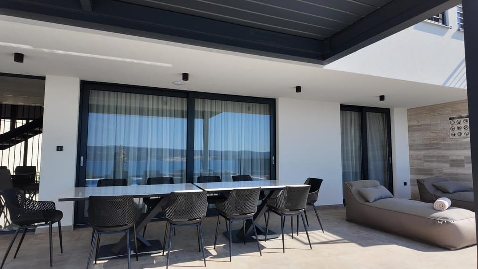 Property building, Seating area, sunbed