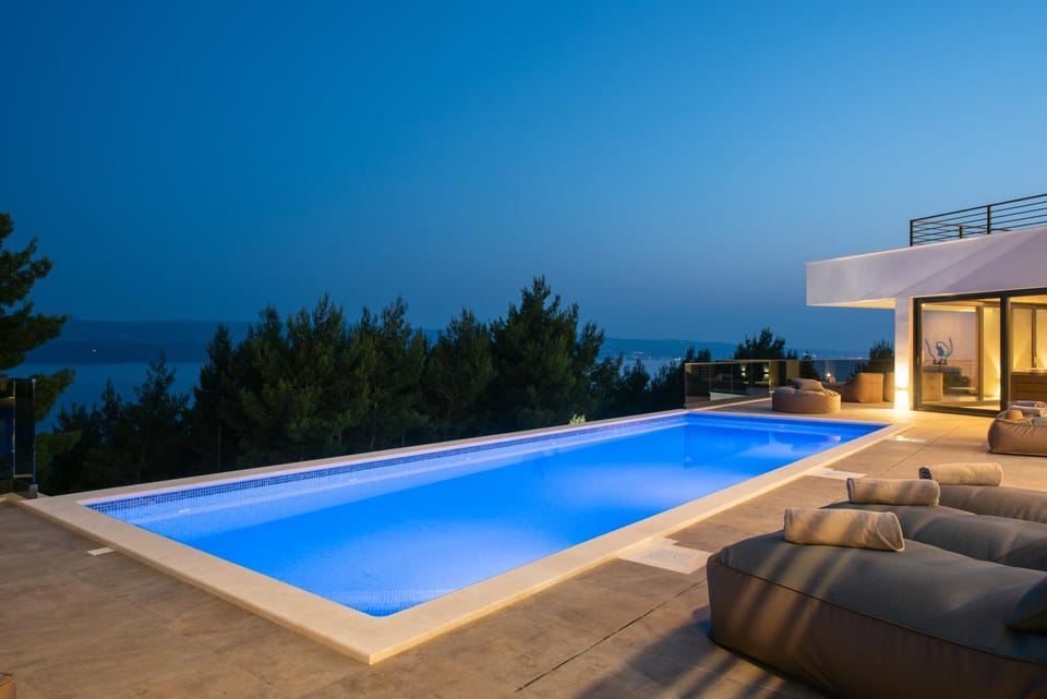 Property building, Natural landscape, Pool view, Sea view, Swimming pool, sunbed
