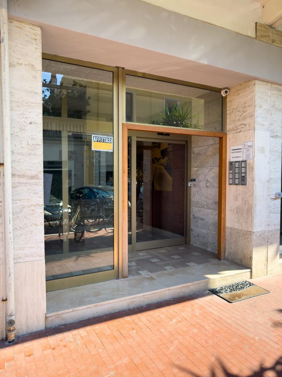 Facade/entrance
